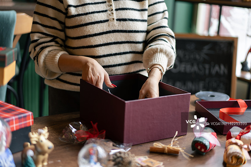 小企业主正在准备圣诞礼品盒以便发货图片素材