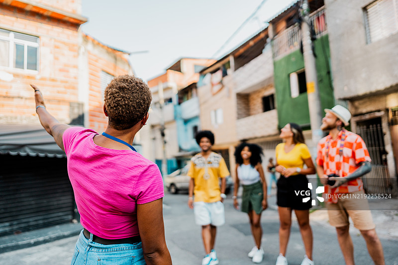 巴西城市街道上，女导游与游客交谈图片素材
