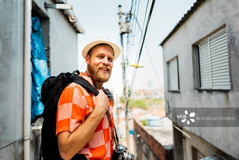 巴西贫民区中一位中年旅行者的肖像图片素材