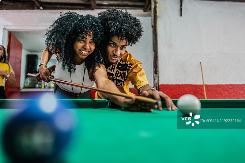 年轻情侣在酒吧打斯诺克图片素材
