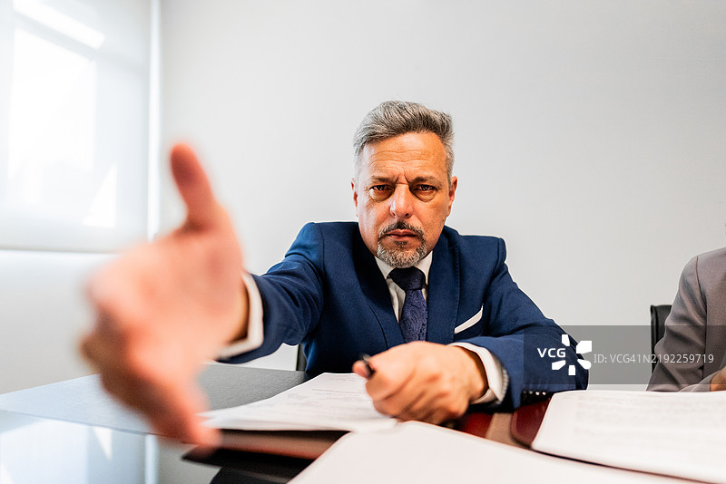 成熟的商人向客户伸出手 - 个人视角图片素材