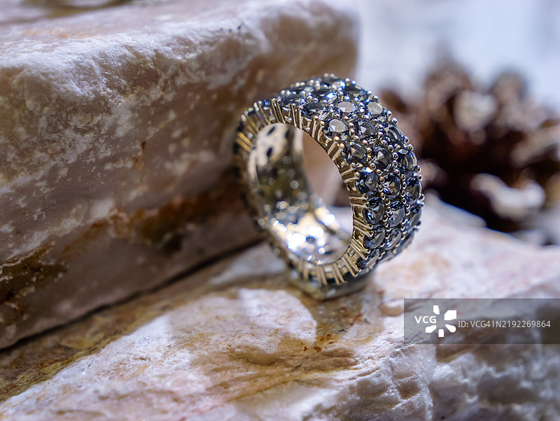 4K 迪拜 阿联酋 - 黄金和白银市场 - 豪华高端钻戒的特写，适合婚礼或订婚用的黄金和白金戒指图片素材