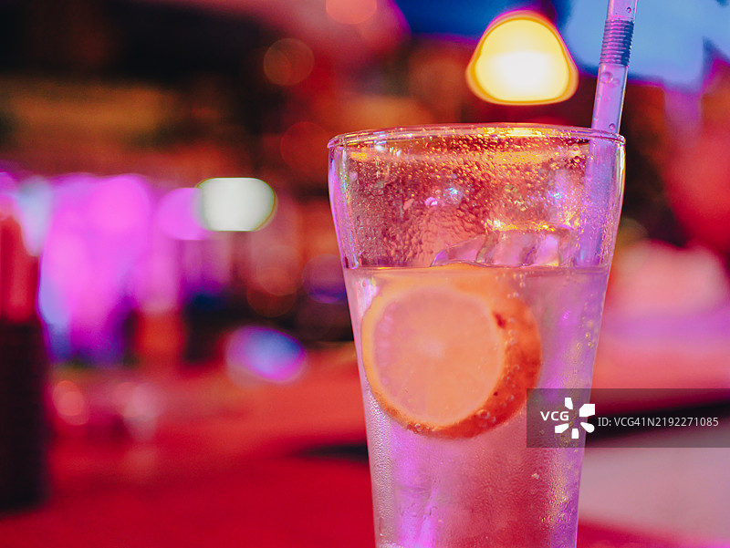 泰国芭堤雅4K - 模糊的夜晚酒吧和饮酒场景，明亮的红色灯光图片素材