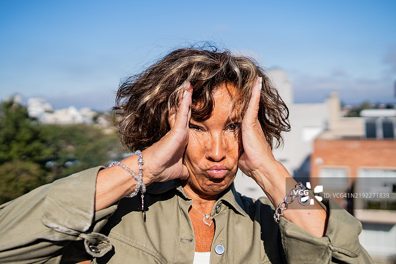 户外一位老年女性做鬼脸的肖像图片素材