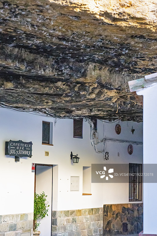 西班牙安达卢西亚的塞特尼尔·德·拉斯·博德加斯岩石覆盖街道图片素材