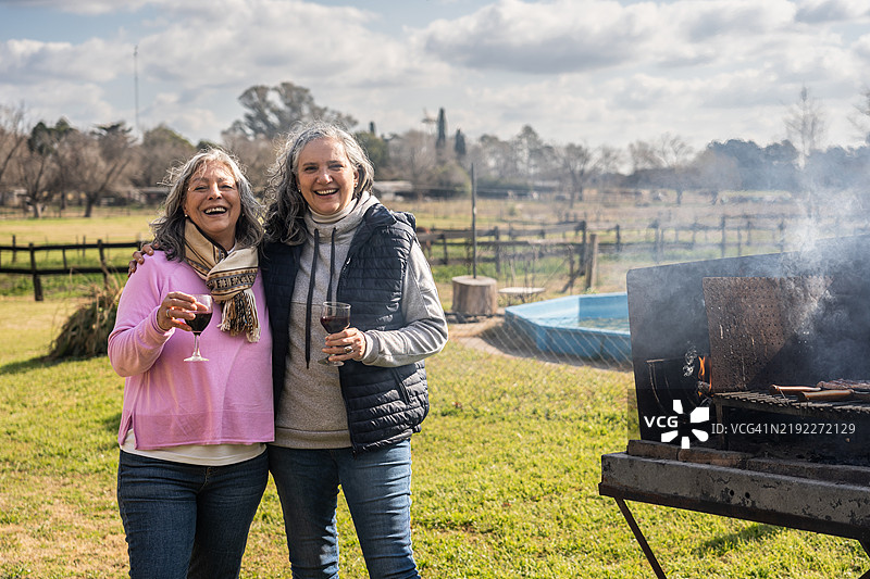 姐妹在农场烧烤时相拥的肖像图片素材