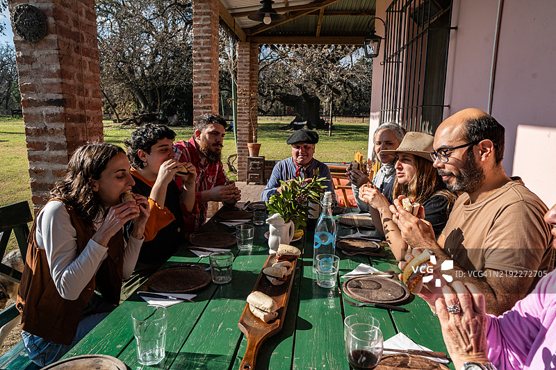 家庭在农场聚会上共进晚餐图片素材
