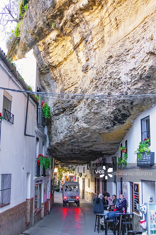 西班牙安达卢西亚的塞特尼尔·德·拉斯·博德加斯岩石覆盖街道图片素材