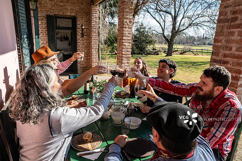 家庭聚会时在农场上举杯庆祝图片素材