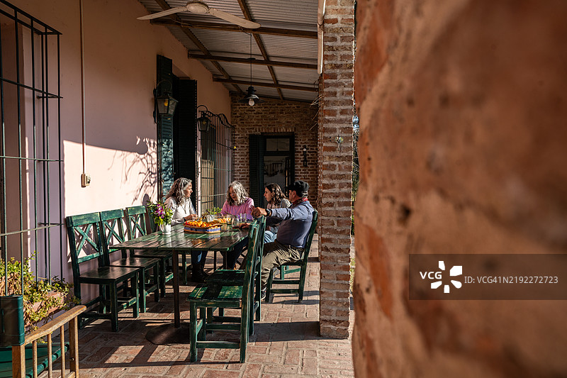家庭在农场里吃饭和交谈图片素材