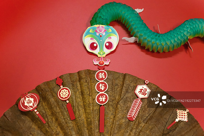 红色背景上的春节装饰与吉祥祝福图片素材