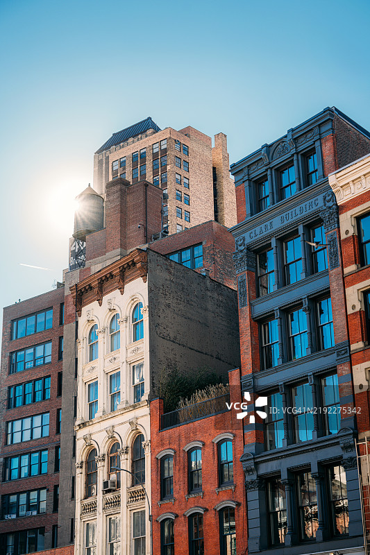 纽约市在晴朗天空下的历史与现代建筑图片素材
