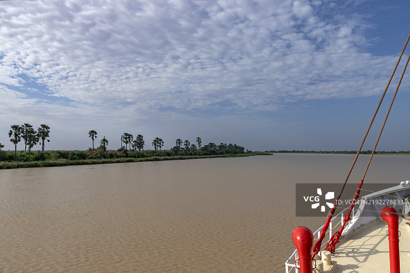 在塞内加尔圣路易地区巡游塞内加尔河图片素材
