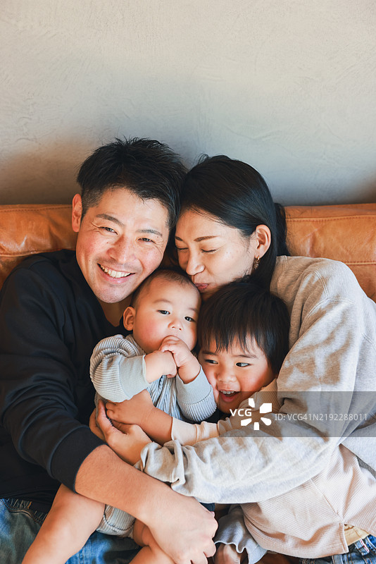 幸福的亚洲家庭在家中的肖像图片素材