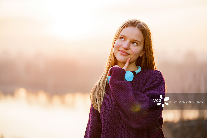 户外思考的少女图片素材