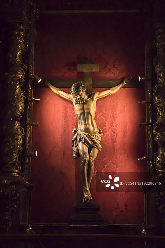 马德里我们的圣母卡门与圣路易斯教堂中的信仰圣基督图片素材