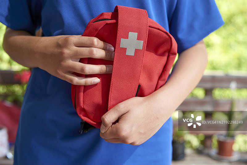 青少年男孩手持急救包以备应急之需图片素材