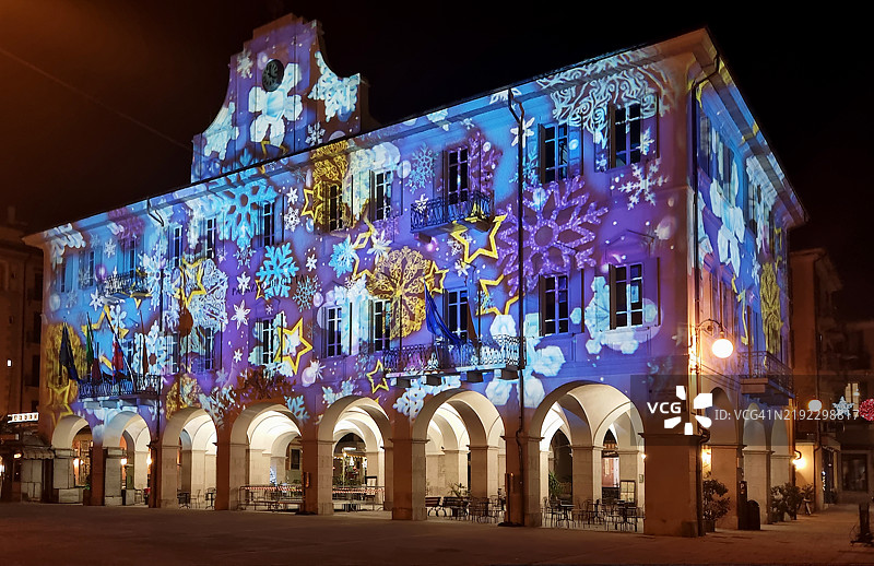 意大利马焦雷湖的维尔巴尼亚帕兰扎市政厅建筑上投射的节日圣诞主题激光灯光秀。该地区是联合国教科文组织的提契诺瓦尔格兰德维尔巴诺生物圈保护区的一部分。图片素材