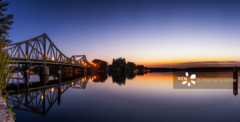 日落时分的柏林与波茨坦之间的格林尼克桥图片素材