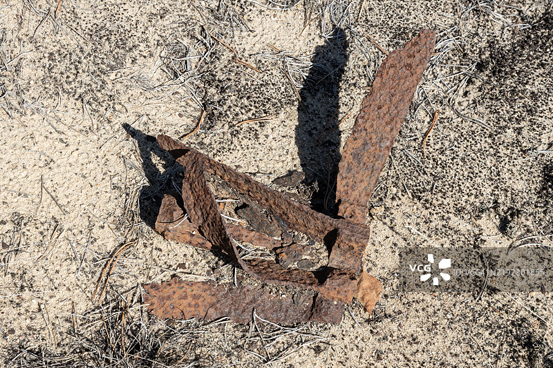 一枚旧的生锈手榴弹残骸图片素材