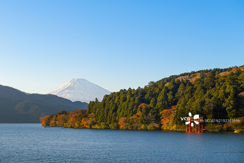 秋天的富士山与红色鸟居，箱根芦之湖，神奈川县，日本图片素材