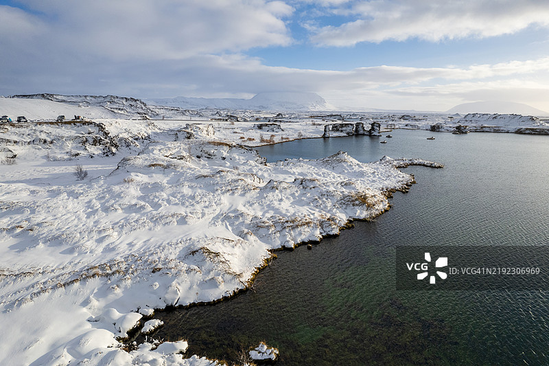 冰岛无人机拍摄的空中摄影。美丽的风景位于冰岛北部的米湖，靠近克拉夫拉火山。被雪覆盖的冰冻树木。图片素材