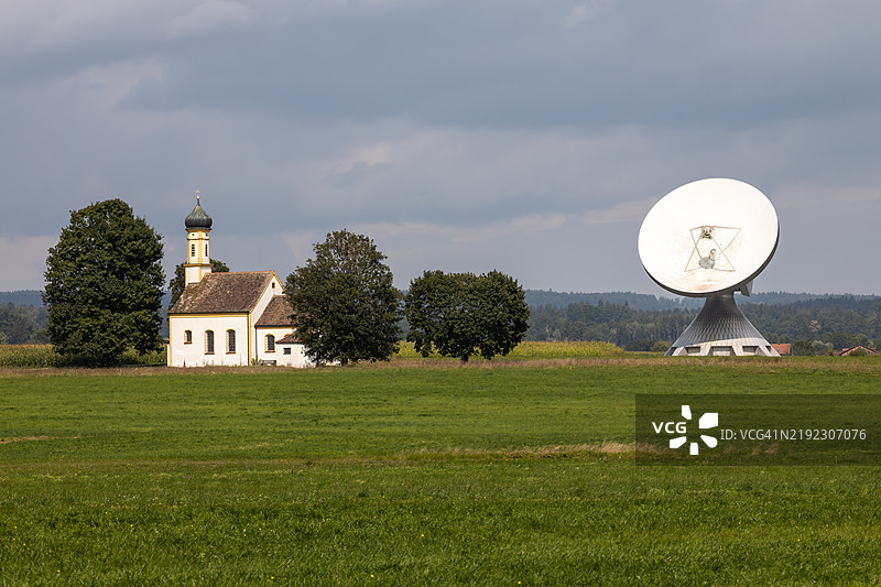 历史悠久的教堂与大型抛物面天线图片素材