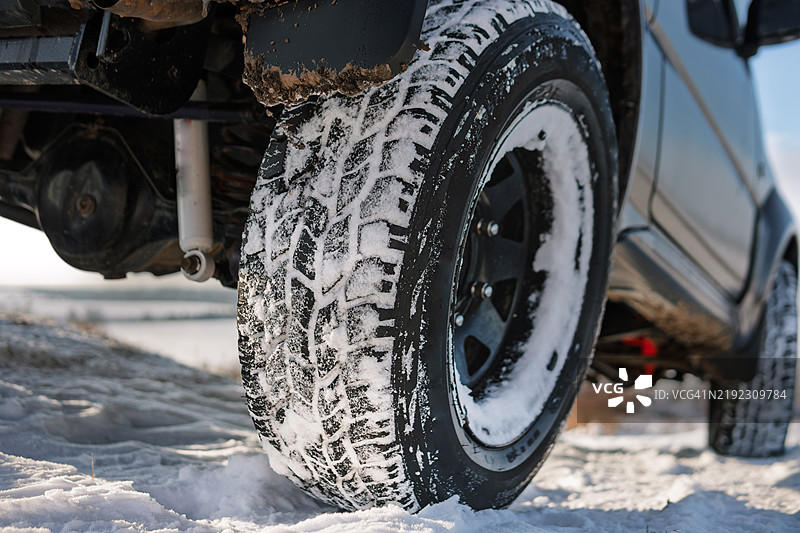 脏污的四轮驱动SUV或卡车的全地形轮胎和轮圈特写 - 冬季旅行与休闲概念。保护层，轮胎花纹图片素材