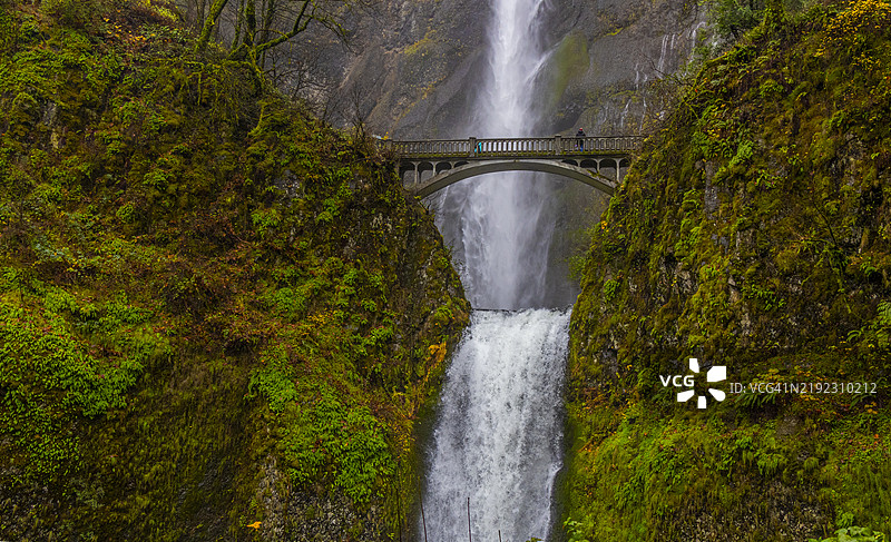 哥伦比亚河峡谷的秋天 - 穆尔特诺玛瀑布图片素材