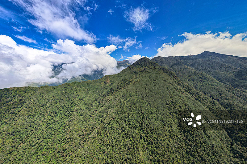 在哥伦比亚昆迪奥的萨伦托，绿色山脉被农作物环绕，天空略显多云。图片素材