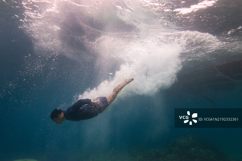 自由潜水员进入海洋图片素材