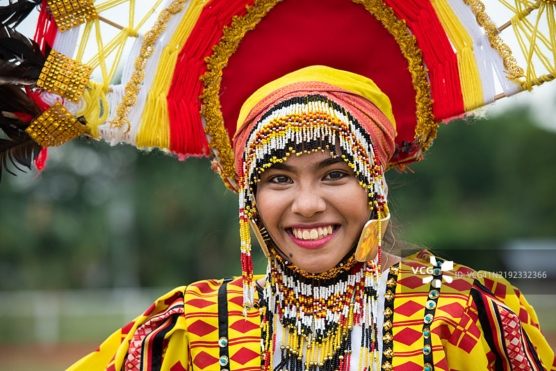 菲律宾卡米金岛的节日舞者图片素材