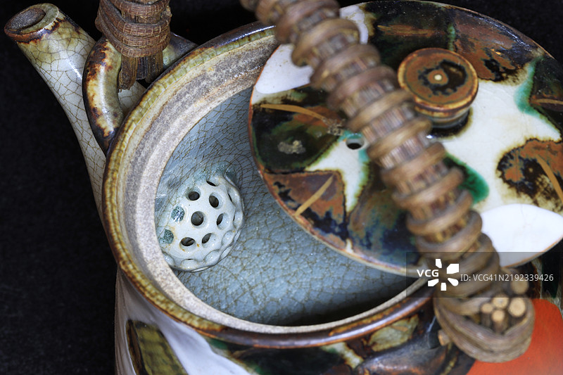 老式釉面陶瓷茶壶内部，展示茶滤器图片素材