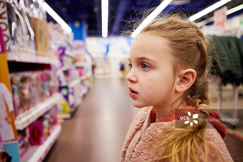 小女孩在玩具店挑选玩具图片素材