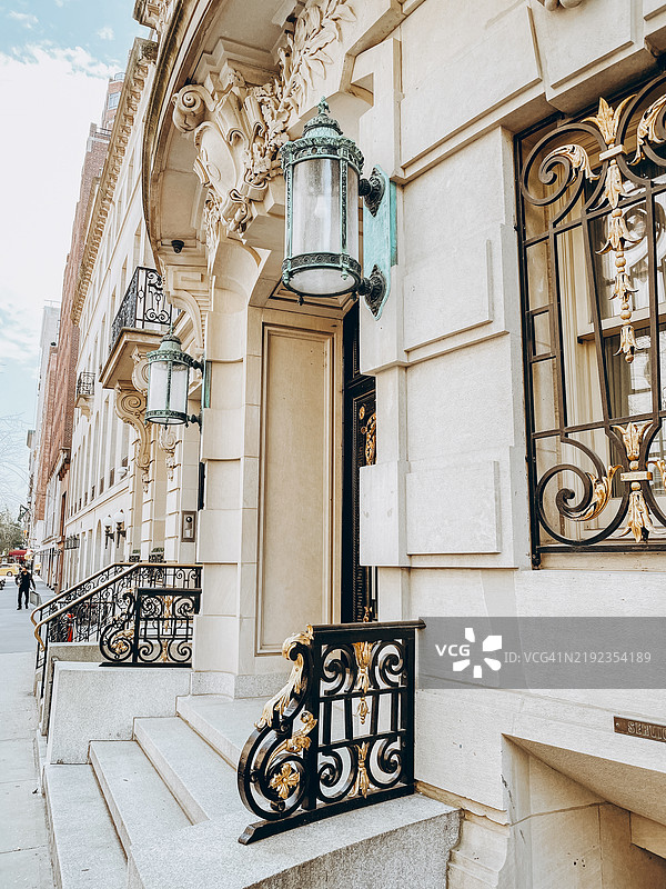 优雅的城市建筑，华丽的入口和装饰性的铁艺设计图片素材