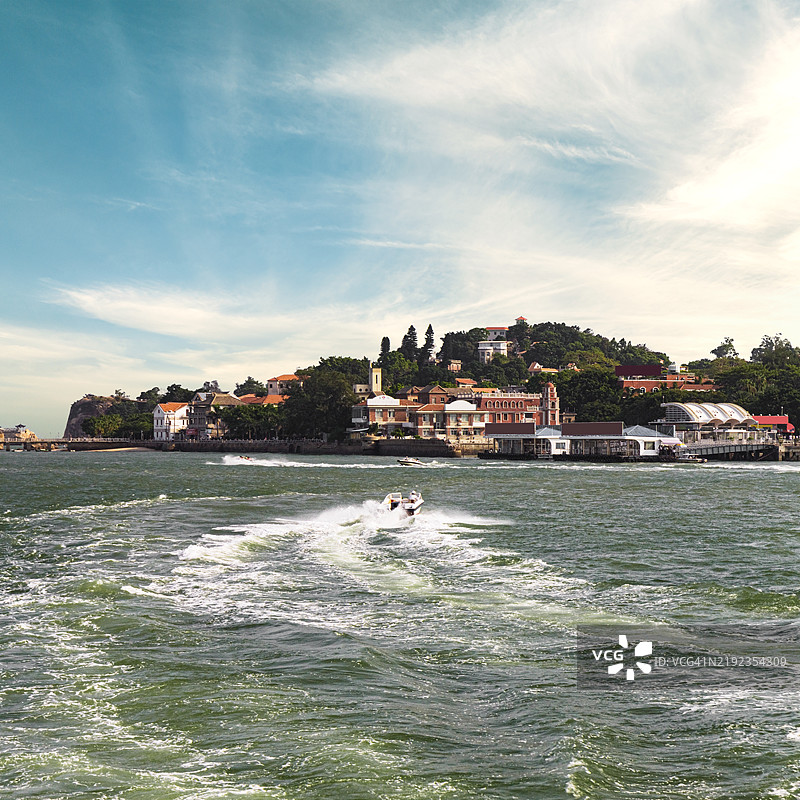 一些快艇在海面上飞驰图片素材