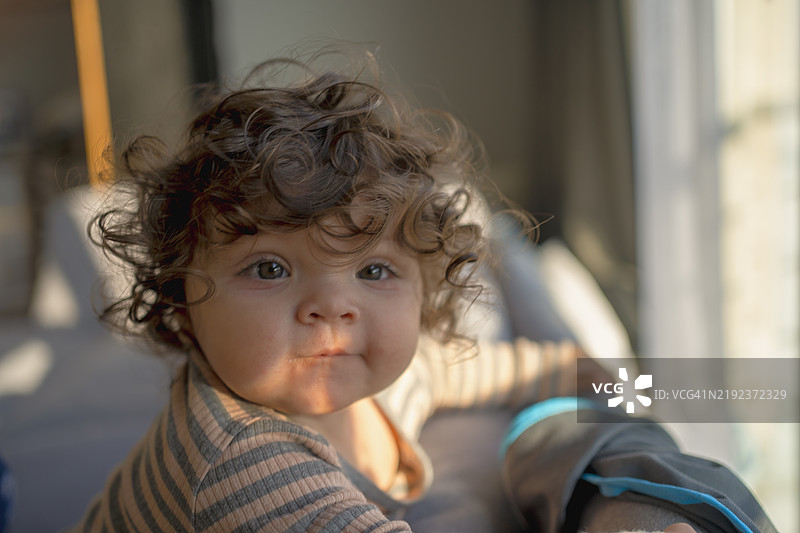 好奇的宝宝享受晨光图片素材