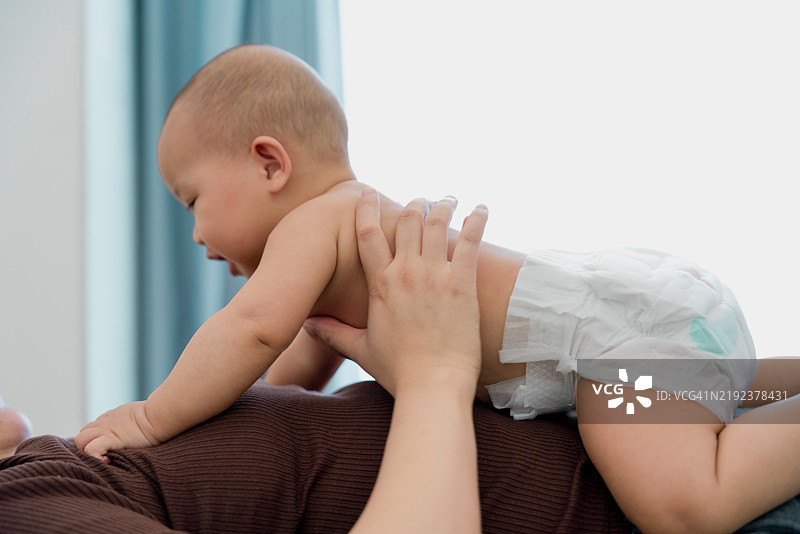 8个月大的亚洲宝宝图片素材