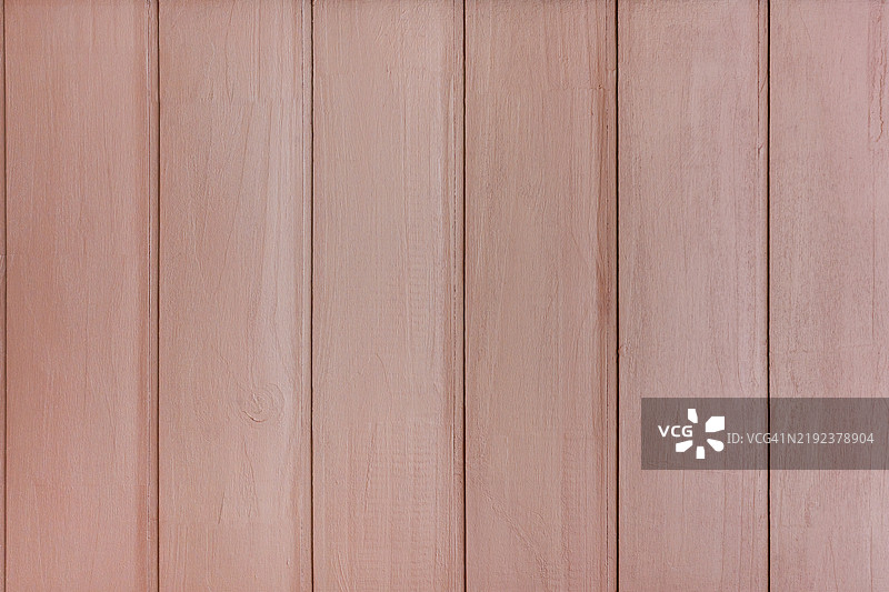 红色油漆涂在木板纹理墙面上作为背景。图片素材