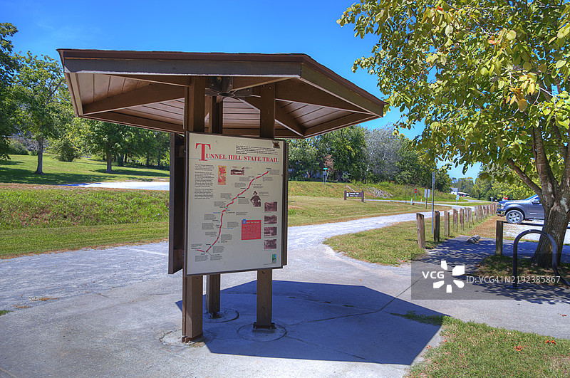 隧道山小径起点图片素材