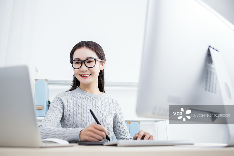 吸引人的女性设计师在办公室工作图片素材