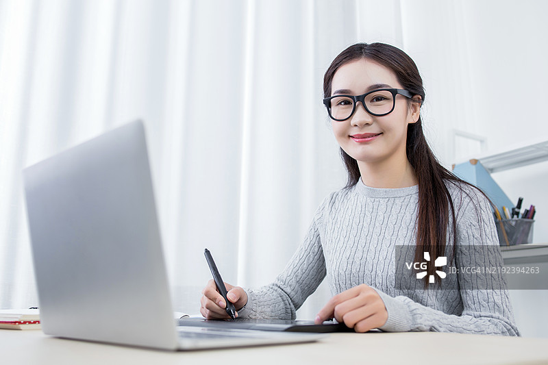 吸引人的女性设计师在办公室工作图片素材