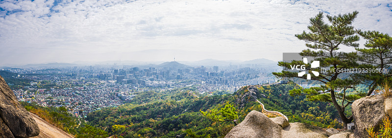 从仁王山步道俯瞰首尔韩国全景城市天际线图片素材