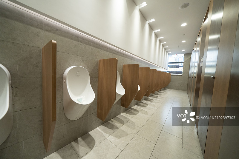 空荡荡的公共卫生间，男厕用灰色瓷砖装饰图片素材