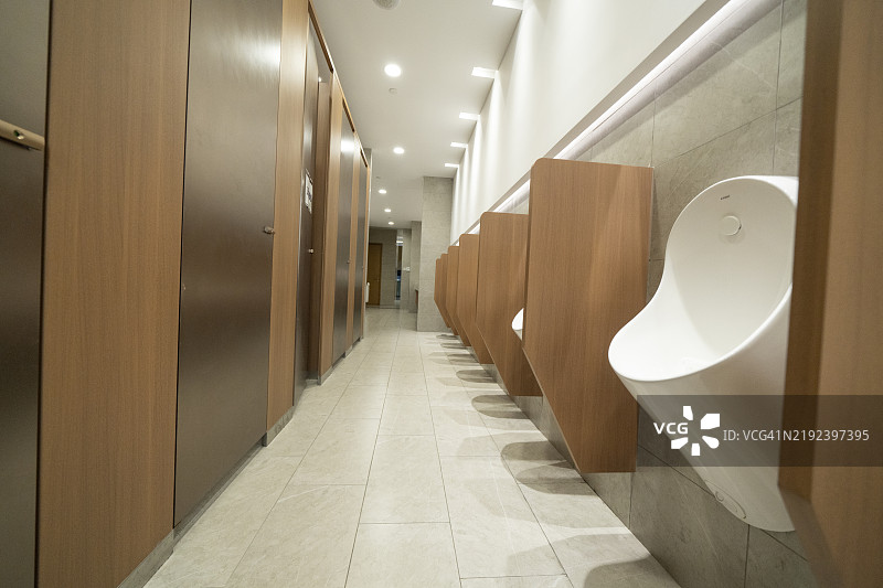 空荡荡的公共卫生间，男厕用灰色瓷砖装饰图片素材