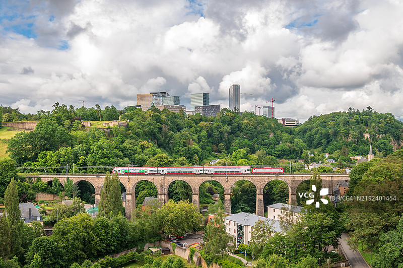 火车穿过卢森堡市的一座桥图片素材