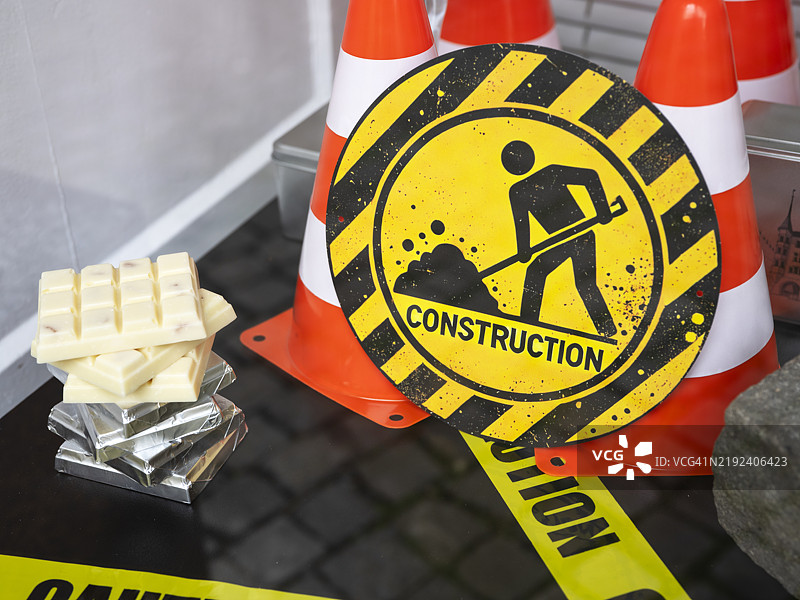 巧克力店窗户上的施工标志特写图片素材