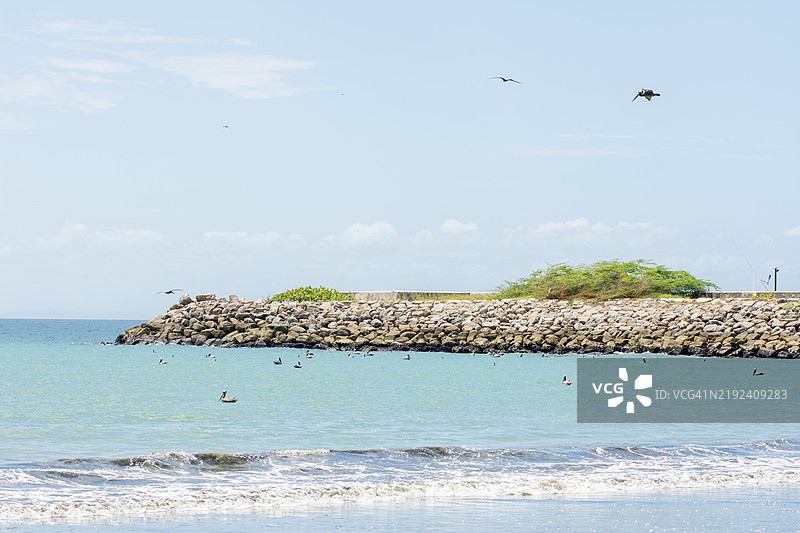 玛格丽塔岛海岸的石质防波堤图片素材