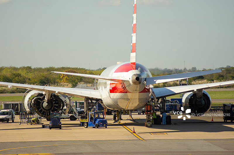 商业飞机装载行李图片素材