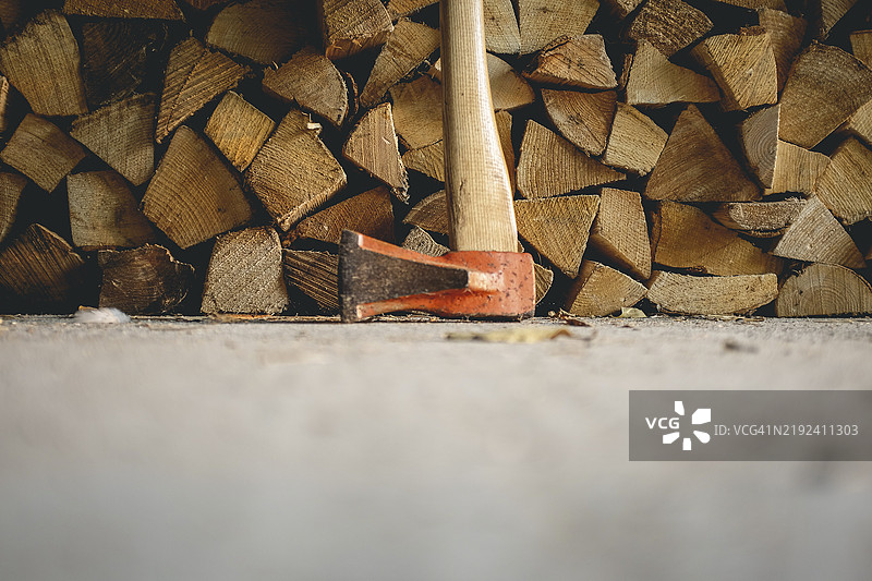 Wood pile and axe图片素材